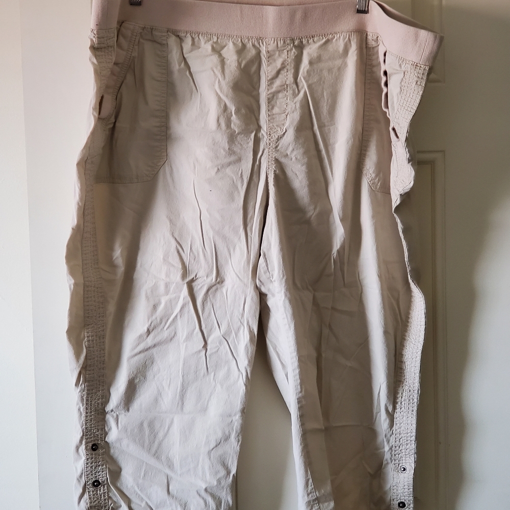 Avenue khaki pull on Capri